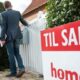 En ejendomsmægler formidler salget af bolig.